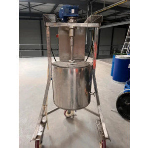 https://www.techni-contact.site/ressources/images/produits/merchandising/cuve-inox-70l-melangeur-agitateur-chauffant-82722147-1.jpg - Cuve industrielle neuve de 70 litres en inox avec système de chauffage par double enveloppe à huile et mélangeur planétaire intégré. Équipement mobile sur roulettes, alimenté en 380V, idéal pour les applications industrielles.