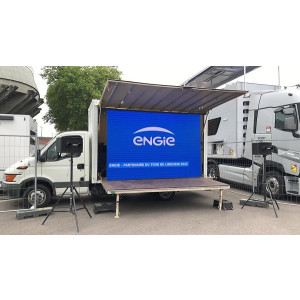 https://www.techni-contact.site/ressources/images/produits/merchandising/ecran-concert-48623537-1.jpg - Dimension écran LED : 6 m² et 24 m²