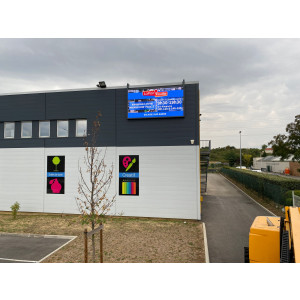 https://www.techni-contact.site/ressources/images/produits/merchandising/ecran-geant-led-facade-de-batiment-39519143-1.jpg - Solution affichage dynamique LED pour facade