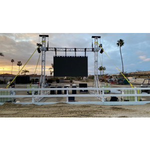 https://www.techni-contact.site/ressources/images/produits/merchandising/ecran-geant-led-pour-camping-23391737-1.jpg - installation Écran géant led pour camping scène tv match