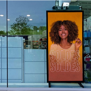 https://www.techni-contact.site/ressources/images/produits/merchandising/ecran-vitrine-45192345-1.jpg - Ecran vidéo vitrine