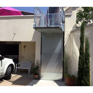 https://www.techni-contact.site/ressources/images/produits/merchandising/elevateur-personnes-a-mobilite-reduite-72553431-1.jpg - Capacité de charge : jusqu’à 280 kg