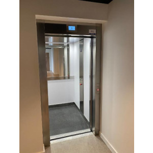 https://www.techni-contact.site/ressources/images/produits/merchandising/elevateur-pmr-52186371-1.jpg - Alimentation : 230V monophasé