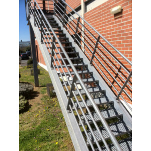Escaliers droits ou multi volées - Droits ou multi volées, nos escaliers sont conçus pour une utilisation dans le domaine industriel, public et tertiaire