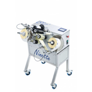 https://www.techni-contact.site/ressources/images/produits/merchandising/etiqueteuse-semi-automatique-ninette-2-73732333-1.jpg - Machine d'étiquetage pour produits cylindriques