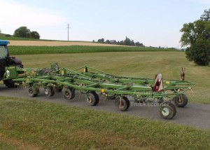 Faneuse de manutention agricole occasion - Matériel agricole pour traitement de récolte fourrage