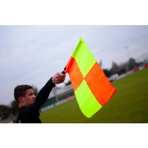 https://www.techni-contact.site/ressources/images/produits/merchandising/fanions-d-arbitre-assistant-pvc-13131978-1.jpg - Matière: PVC - Sac de transport inclus - Lot de 2