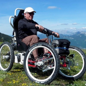 https://www.techni-contact.site/ressources/images/produits/merchandising/fauteuil-roulant-electrique-tout-terrain-79224735-1.jpg - Capacité entre 20 et 40 ampères