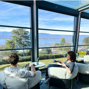 https://www.techni-contact.site/ressources/images/produits/merchandising/fenetres-coulissantes-verticaux-49451216-1.jpg - Fenêtres à guillotine jusqu’à 4 m de haut et 4 m de large
