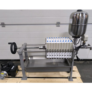 https://www.techni-contact.site/ressources/images/produits/merchandising/filtre-presse-a-chambres-pour-huiles-vegetales-capacite-de-filtration-300-l-j-volume-de-la-cuve-6-10-l-91119451-1.jpg - Capacité de filtration : 300 L/j