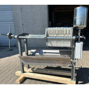 https://www.techni-contact.site/ressources/images/produits/merchandising/filtre-presse-a-chambres-professionnel-capacite-de-filtration-600-l-j-volume-de-la-cuve-20-l-filtration-a-froid-95722433-1.jpg - Capacité de filtration : 600 L/j