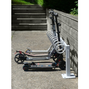https://www.techni-contact.site/ressources/images/produits/merchandising/garage-pour-10-trottinettes-37143352-1.jpg - Dimensions hors tout (sans trottinettes) : Longueur 1880 x Profondeur 310 x Hauteur 526 mm