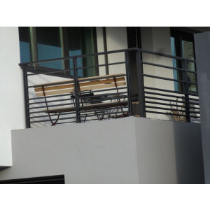 https://www.techni-contact.site/ressources/images/produits/merchandising/garde-corps-a-barreaudage-horizontal-44584321-1.jpg - En Aluminium/ Dimensions sur mesure