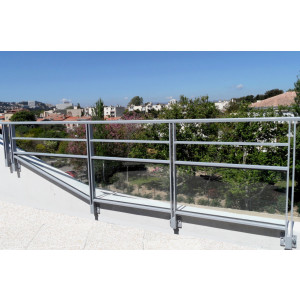 https://www.techni-contact.site/ressources/images/produits/merchandising/garde-corps-fusion-cristal-entre-poteaux-87347242-1.jpg - En Aluminium/ Dimensions sur mesure