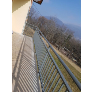 https://www.techni-contact.site/ressources/images/produits/merchandising/garde-corps-fusion-escale-entre-poteaux-23993224-1.jpg - En Aluminium/ Dimensions sur mesure