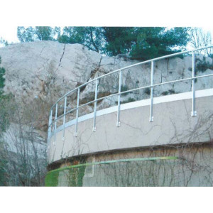 https://www.techni-contact.site/ressources/images/produits/merchandising/garde-corps-technique-de-toiture-91475779-1.jpg - En Aluminium/ Dimensions sur mesure