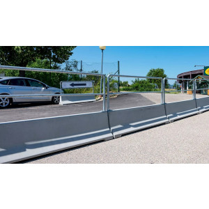 https://www.techni-contact.site/ressources/images/produits/merchandising/glissiere-beton-pour-zone-urbaine-43327617-1.jpg - T1 W1 - Dimensions système (L x l x h) : 200 cm x 40 cm x 130 cm
