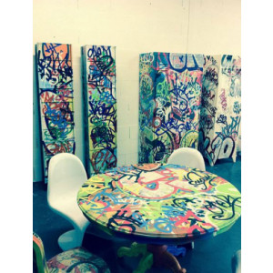 Graffiti sur table - Mobilier artistique et original