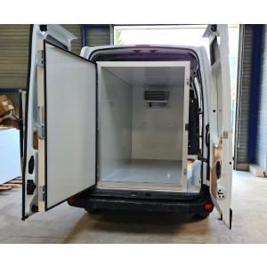 https://www.techni-contact.site/ressources/images/produits/merchandising/grands-caissons-frigorifiques-sur-mesure-86417231-1.jpg - Volume : 3700 à 6000 litres