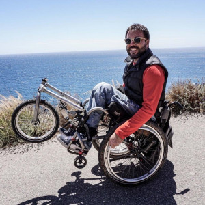 https://www.techni-contact.site/ressources/images/produits/merchandising/handbike-pour-terrains-difficiles-34757229-1.jpg - Roue tournant sur 360°