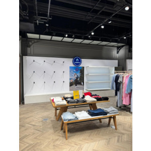 https://www.techni-contact.site/ressources/images/produits/merchandising/installation-de-plv-en-travel-retail-23696423-1.jpg - Approche clé en main