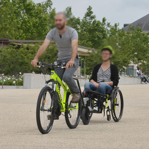 https://www.techni-contact.site/ressources/images/produits/merchandising/kit-3eme-roue-pour-fauteuil-roulant-et-barre-de-traction-velo-88793174-1.jpg - Tracter un fauteuil roulant avec un vélo en toute sécurité