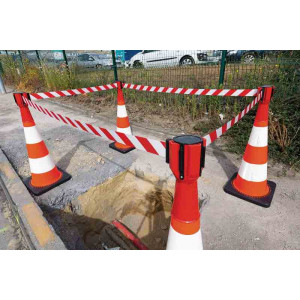 https://www.techni-contact.site/ressources/images/produits/merchandising/kit-balisage-de-chantier-12915294-1.jpg - Hauteur Cône : 750 ou 1000 mm - Enrouleur : 5 ou 9.5 mètres