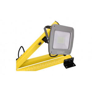 https://www.techni-contact.site/ressources/images/produits/merchandising/lampe-de-quai-led-renforcee-anti-chocs-flux-lumineux-3000-lm-temperature-de-couleur-de-6000-k-ip-66-63552499-1.jpg - Puissance : 30 W - Flux lumineux : 3000 lm

