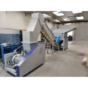https://www.techni-contact.site/ressources/images/produits/merchandising/ligne-de-recyclage-plastiques-d-occasion-69452833-1.jpg - Lgne recyclage avec déchiqueteur, broyeur et convoyeur avec tunnel détection
