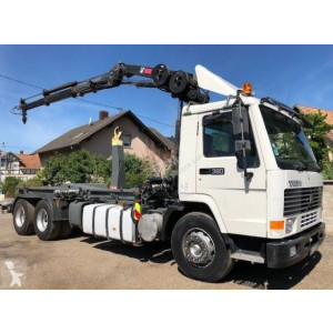 Location camion polybenne Volvo occasion - Essieux relevables, suspension lames, grue et rotator