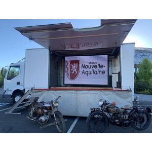 https://www.techni-contact.site/ressources/images/produits/merchandising/location-cars-podiums-evenementiels-de-15-a-48-m-31821379-1.jpg - Plateforme modulable : 15 à 48 m² – Écran LED : 3,75 à 6 m²