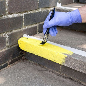 Peinture antidérapante en bord de marche  - Une peinture résistante et antidérapante pour signaler vos bords de marches