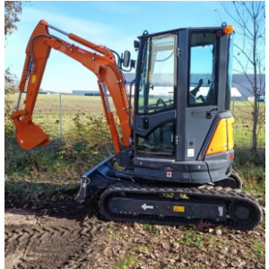 https://www.techni-contact.site/ressources/images/produits/merchandising/mini-pelle-2500-kg-74145369-1.jpg - Poids opérationnel : 2550 kg
