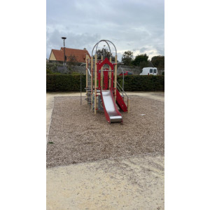 https://www.techni-contact.site/ressources/images/produits/merchandising/mise-en-ceuvre-de-sol-de-securite-en-copeaux-de-bois-45922892-1.jpg - Faites de vos aires de jeux de véritables œuvres d'art !
