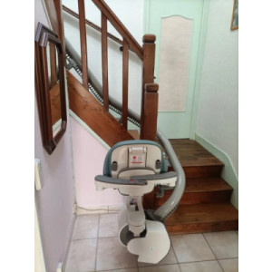 https://www.techni-contact.site/ressources/images/produits/merchandising/monte-escalier-courbe-93432398-1.jpg - Disponible sur mesure