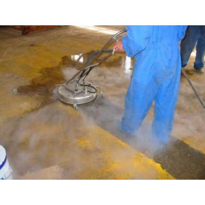 Nettoyage de sol d'atelier et de sol avec reste de peinture - Industrie