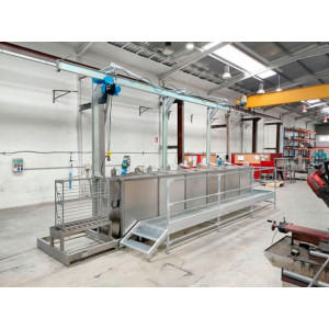 https://www.techni-contact.site/ressources/images/produits/merchandising/nettoyeur-de-moules-d-injections-par-ultrasons-25765444-1.jpg - Capacité de 600 litres par cuve