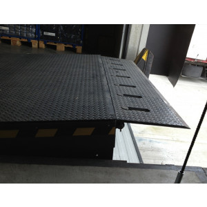 https://www.techni-contact.site/ressources/images/produits/merchandising/niveleur-de-quai-hydraulique-a-levre-rabattable-safe-t-lip-130-mm-capacite-60-kn-inclinaison-5-91217747-1.jpg - Capacité 60 kN