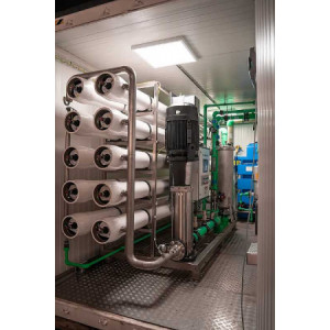 https://www.techni-contact.site/ressources/images/produits/merchandising/osmoseur-en-conteneur-sur-mesure-28113352-1.jpg - Combine l'ultrafiltration et l'osmose inverse