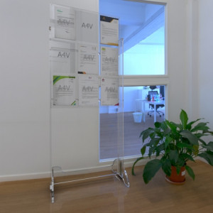 https://www.techni-contact.site/ressources/images/produits/merchandising/panneau-d-affichage-a4-en-plexiglas-sur-pied-93132127-1.jpg - Panneau plexi 73/100 cm de hauteur - 9 porte feuilles format A4 verticale - Hauteur totale: 176 cm