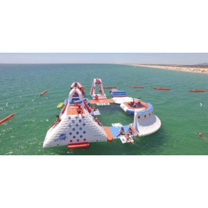 Parc aquatique gonflable 50 personnes - Dimensions : L 25 m x l 20 m