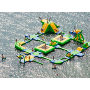 Parc aquatique gonflable - Capacité : 60 personnes - Dimensions (L x P x H) m : 32.20 x 24.50 x 3.20