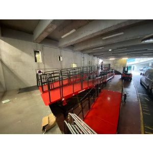 https://www.techni-contact.site/ressources/images/produits/merchandising/passerelle-d-acces-sur-mesure-26775414-1.jpg - Passerelle d\'accès, passerelle de liaison, rampe métalique accès pièton