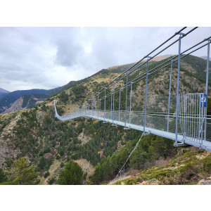 https://www.techni-contact.site/ressources/images/produits/merchandising/passerelle-d-acces-sur-mesure-az-ramp-21521411-1.jpg - Passerelle pietonne, passerelle industrielle, passerelle d\'accès , rampe suspendue
