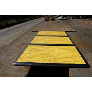 https://www.techni-contact.site/ressources/images/produits/merchandising/passerelle-de-chantier-en-fibre-de-verre-renforcee-38515413-1.jpg - Supporte une charge de 500kg maxi