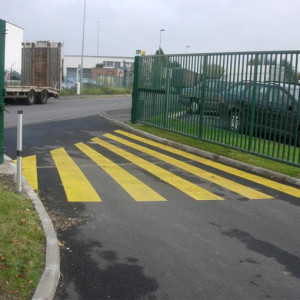 Peinture de Signalisation sur sol - Peinture de signalisation légèrement antidérapante à haute résistance pour un marquage au sol répondant à la réglementation en vigueur