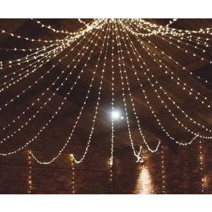 https://www.techni-contact.site/ressources/images/produits/merchandising/plafond-lumineux-en-etoile-8-guirlandes-34384421-1.jpg - Dimensions : 8 branches de 10 mètres