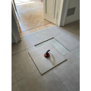 https://www.techni-contact.site/ressources/images/produits/merchandising/plancher-sureleve-en-gres-autoportante-73451514-1.jpg - Installation simple et rapide
