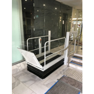 https://www.techni-contact.site/ressources/images/produits/merchandising/plateforme-elevatrice-43417612-1.jpg - Vitesse de levage : 0,015m/s