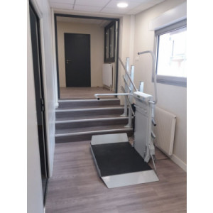 https://www.techni-contact.site/ressources/images/produits/merchandising/plateforme-elevatrice-pmr-97159521-1.jpg - Pour les petits dénivelés